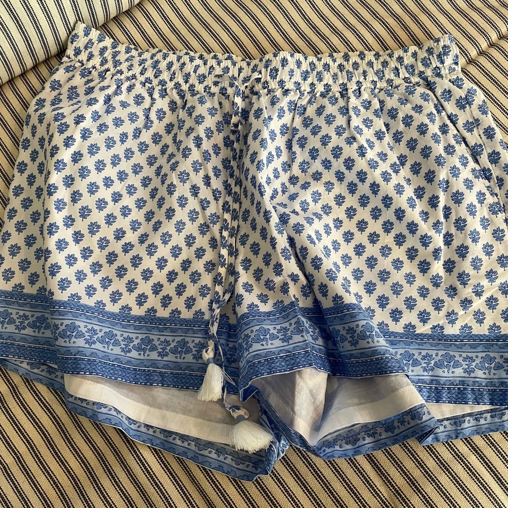 Vineyard Vines ladies shorts size M.